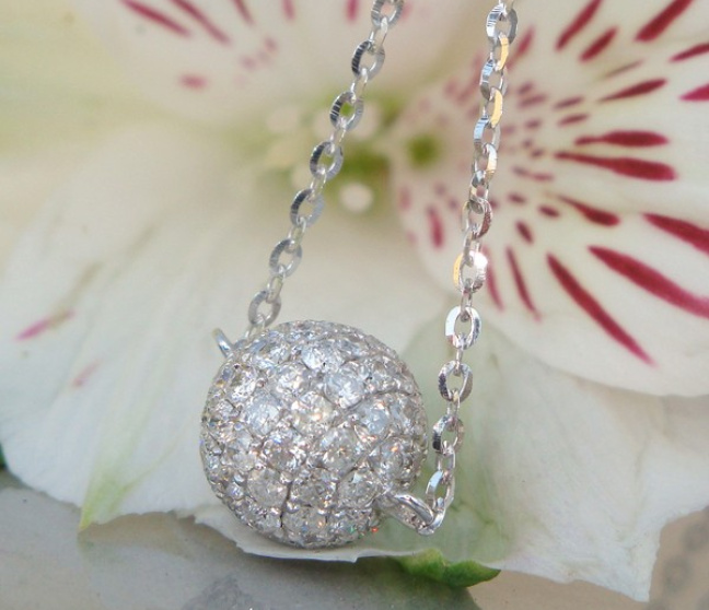 Brillanten Pavé Kugel an Kette
