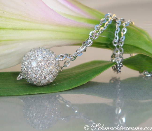 Brillanten Pavé Kugel an Kette