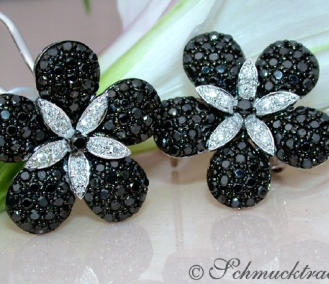 Blumen Ohrstecker mit schwarzen Diamanten & Brillanten