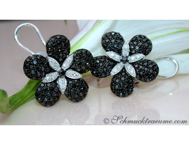 Blumen Ohrstecker mit schwarzen Diamanten & Brillanten