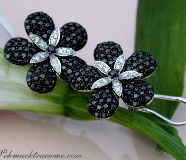 Blumen Ohrstecker mit schwarzen Diamanten & Brillanten