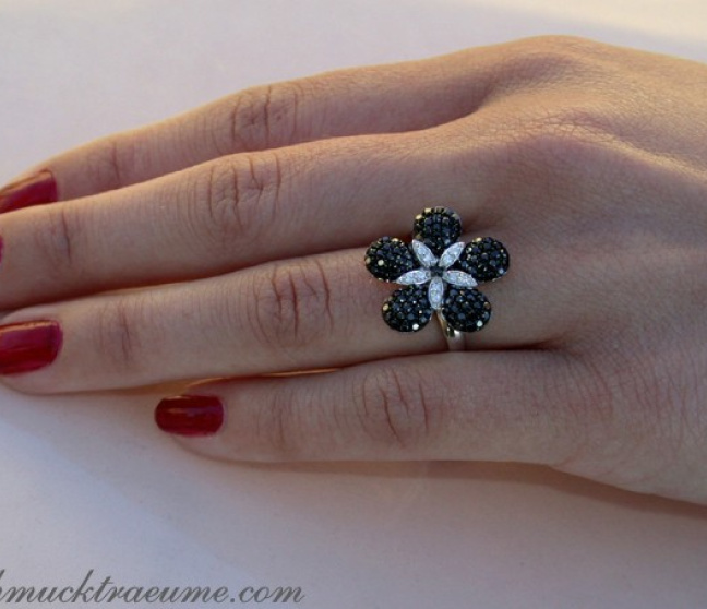 Blumen Ring mit schwarzen Diamanten