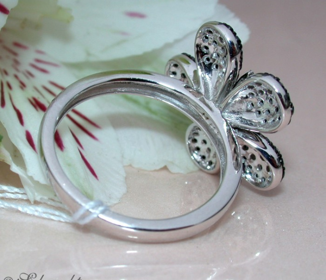 Blumen Ring mit schwarzen Diamanten
