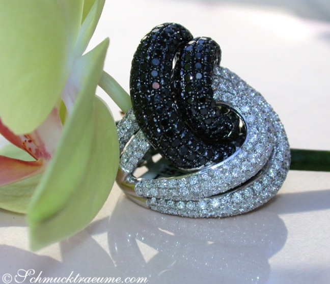Ring mit schwarzen Diamanten