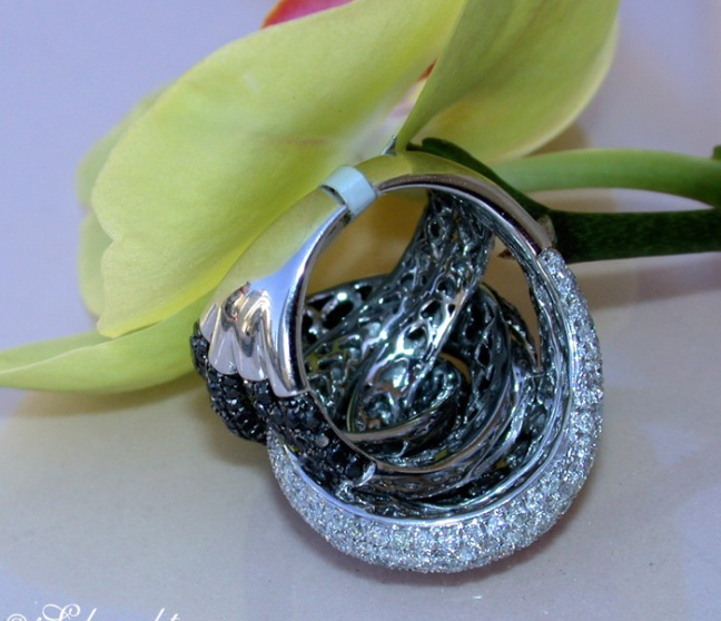 Ring mit schwarzen Diamanten