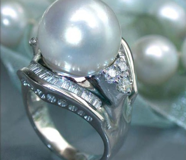 Opulenter Südseeperle Ring mit Diamanten