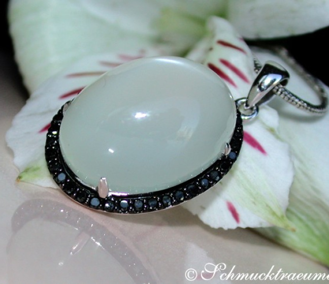 Mondstein Anhänger mit schwarzen Diamanten