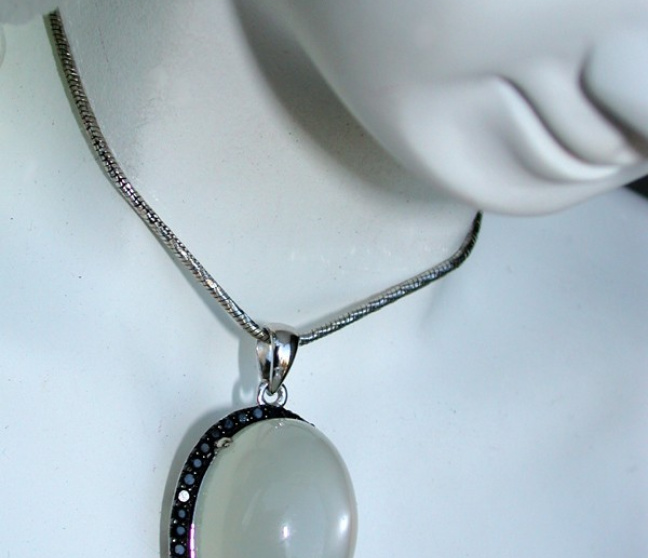Mondstein Anhänger mit schwarzen Diamanten
