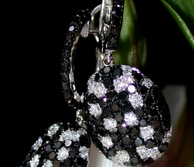 Ohrhänger mit schwarzen Diamanten