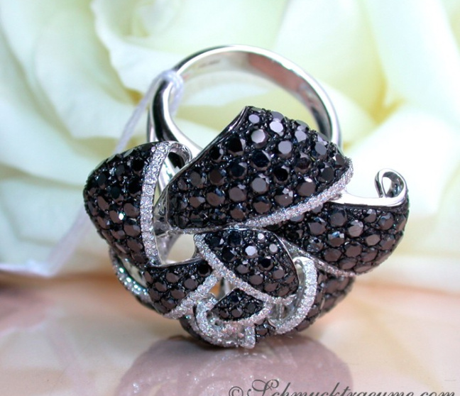 Ring mit schwarzen Diamanten im Rosen Design
