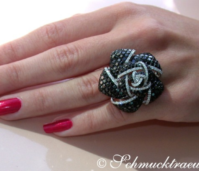 Ring mit schwarzen Diamanten im Rosen Design
