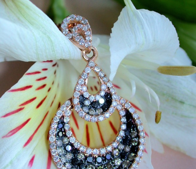 Anhänger mit schwarzen Diamanten
