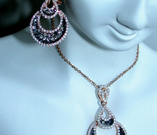 Anhänger mit schwarzen Diamanten