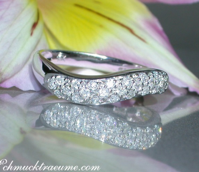 Geschwungener Brillanten Ring in Weißgold