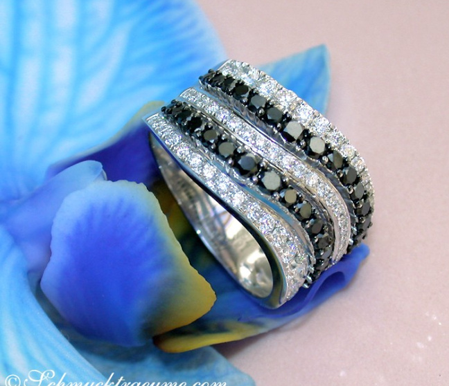 Breiter schwarze Diamanten Ring mit weißen Brillanten
