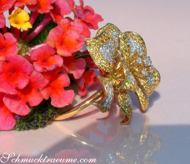 Stattlicher Brillanten Ring mit gelben Brillanten im Blumen Design