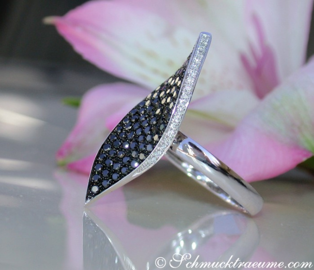 Brillanten Ring mit schwarzen Diamanten im Blatt Design