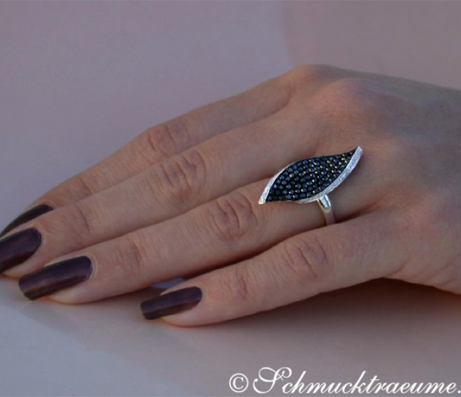 Brillanten Ring mit schwarzen Diamanten im Blatt Design