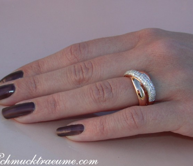 Überkreuzter Rosegold Ring mit Diamanten