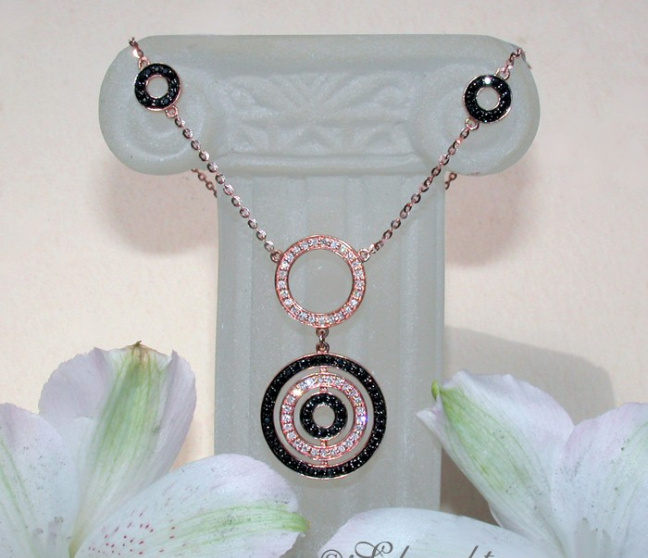 Halskette mit schwarzen Diamanten