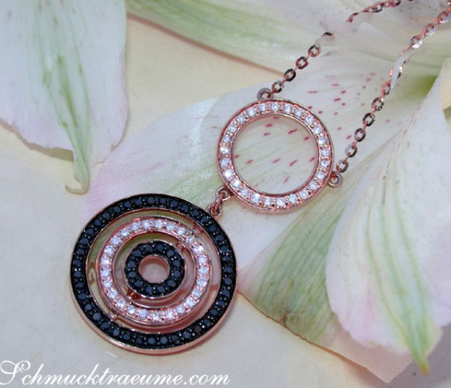 Halskette mit schwarzen Diamanten