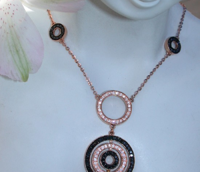 Halskette mit schwarzen Diamanten
