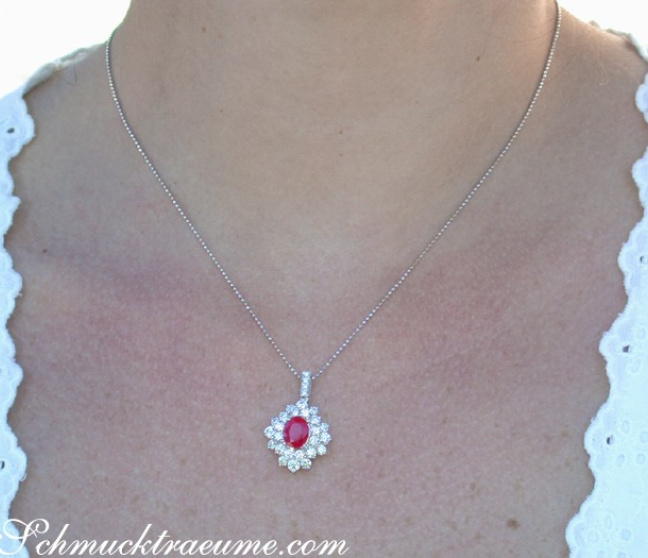 Burma Rubin Anhänger mit Brillanten