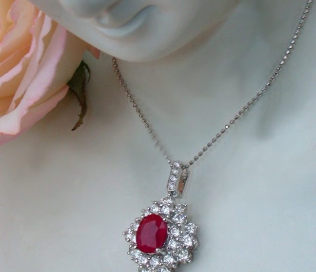 Burma Rubin Anhänger mit Brillanten