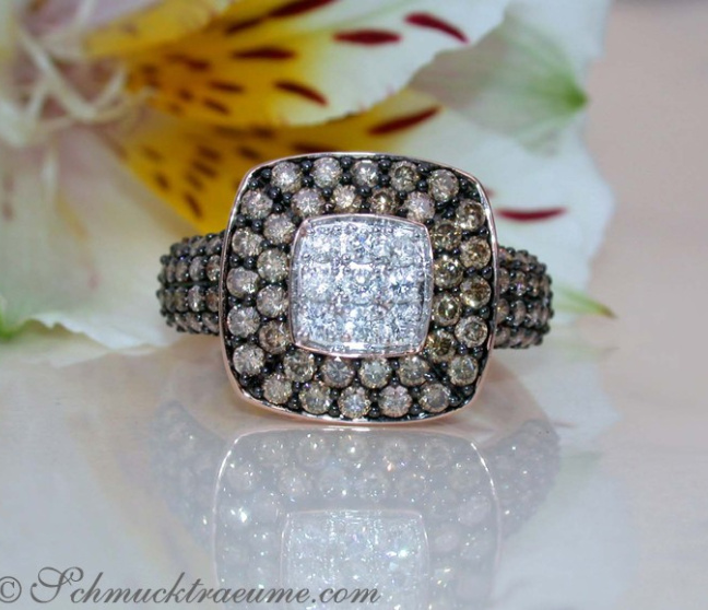 Carré Ring mit weißen und naturbraunen Brillanten