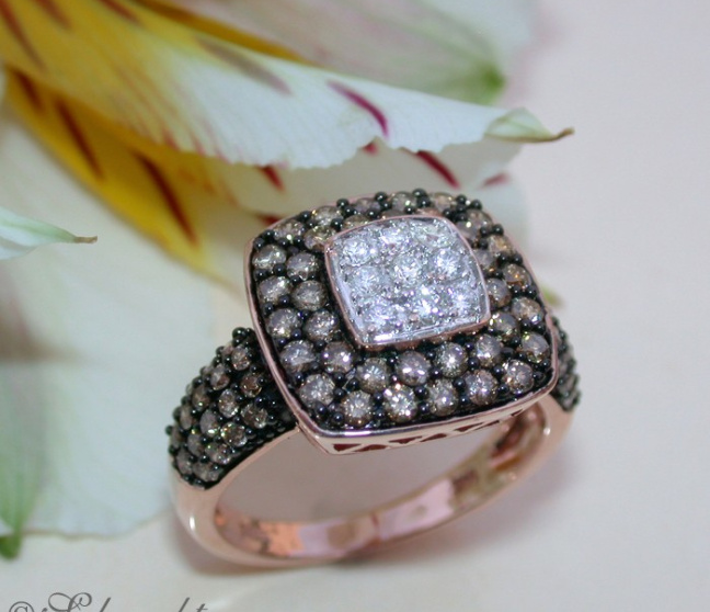 Carré Ring mit weißen und naturbraunen Brillanten