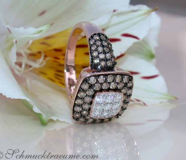 Carré Ring mit weißen und naturbraunen Brillanten