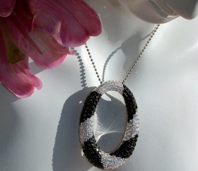 Anhänger mit schwarzen Diamanten