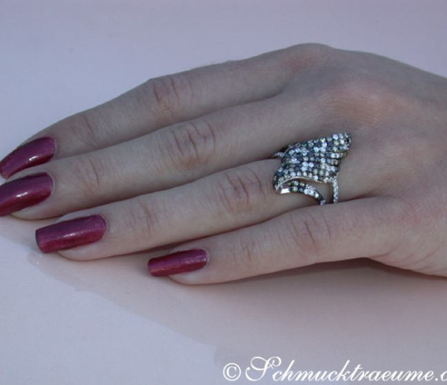 Extravaganter Ring mit schwarzen