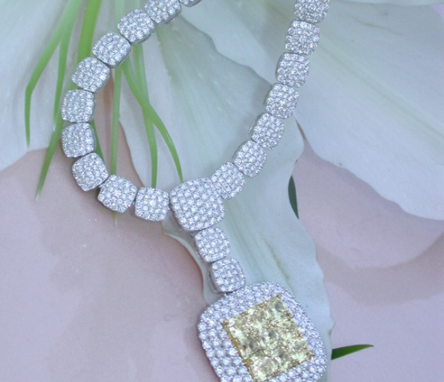 Luxus: Brillanten Collier mit gelben Diamanten