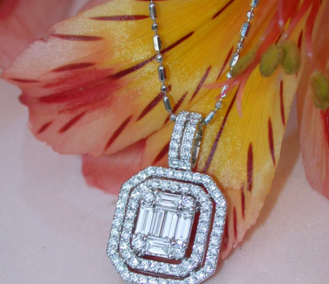 Brillanten Anhänger mit Diamanten im Baguette Schliff