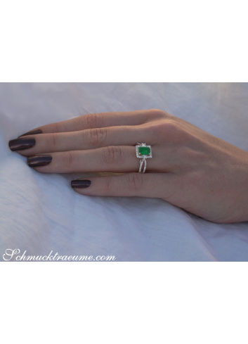 Precious Emerald Ring with Diamonds