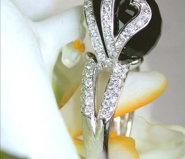 Ungewöhnlicher Onyx Ring mit Brillanten in Weißgold