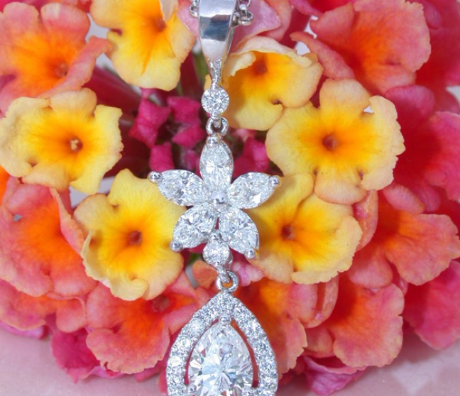  Brillanten Anhänger mit Marquise Diamanten