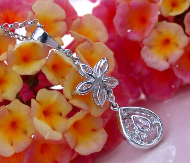  Brillanten Anhänger mit Marquise Diamanten