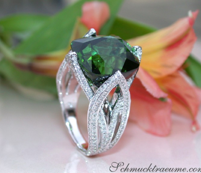 Grüner Turmalin Ring mit Brillanten