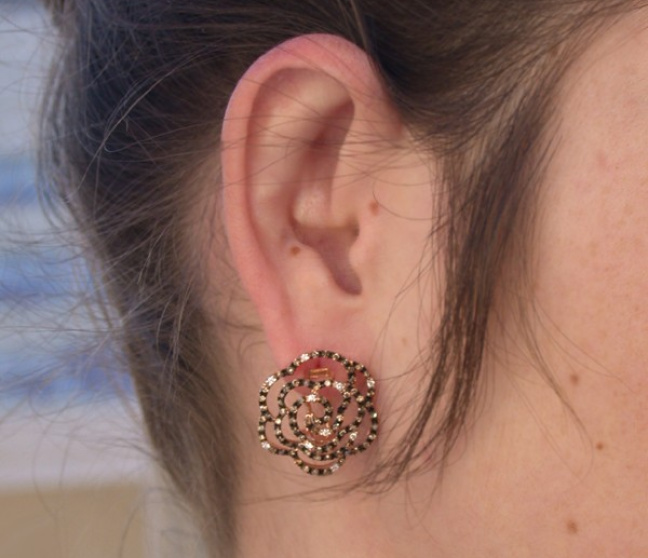 Rosen Ohrstecker mit naturbraunen Brillanten