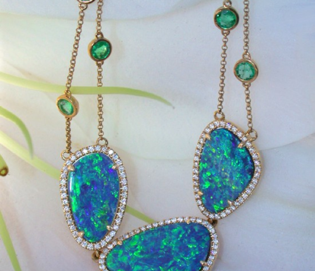 Boulder Opal Collier mit Brillanten und Smaragden