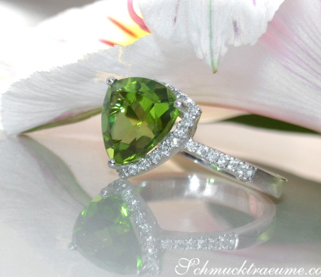 Peridot Ring mit Brillanten