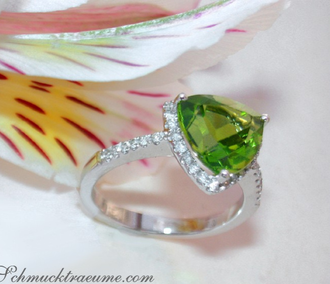 Peridot Ring mit Brillanten