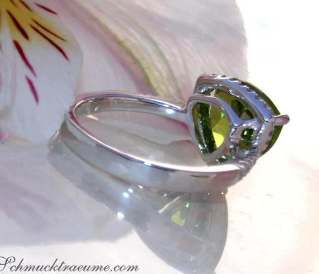 Peridot Ring mit Brillanten