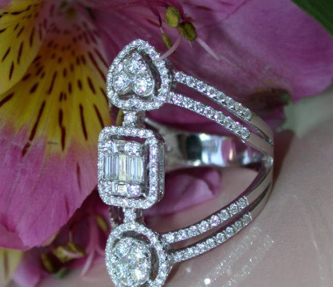Ausgefallener Diamanten Ring in Weißgold