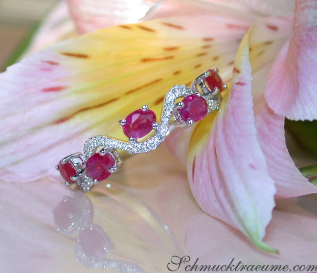 Rubin Ring mit Diamanten in Weißgold