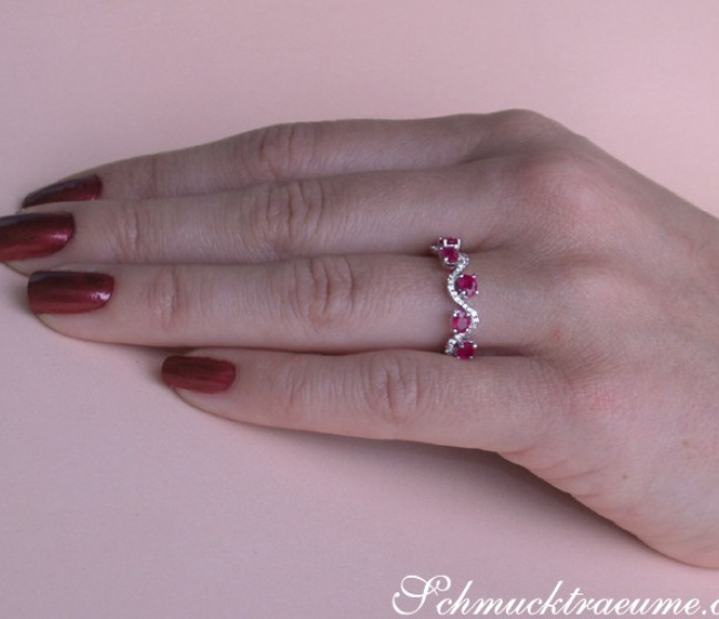 Rubin Ring mit Diamanten in Weißgold