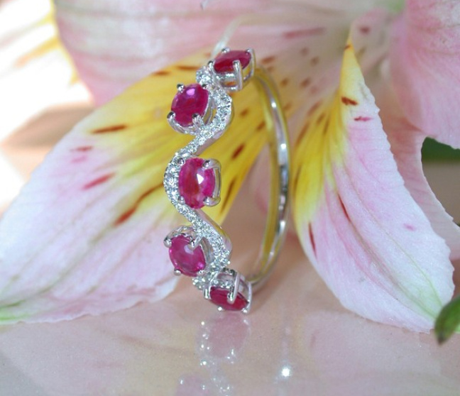Rubin Ring mit Diamanten in Weißgold