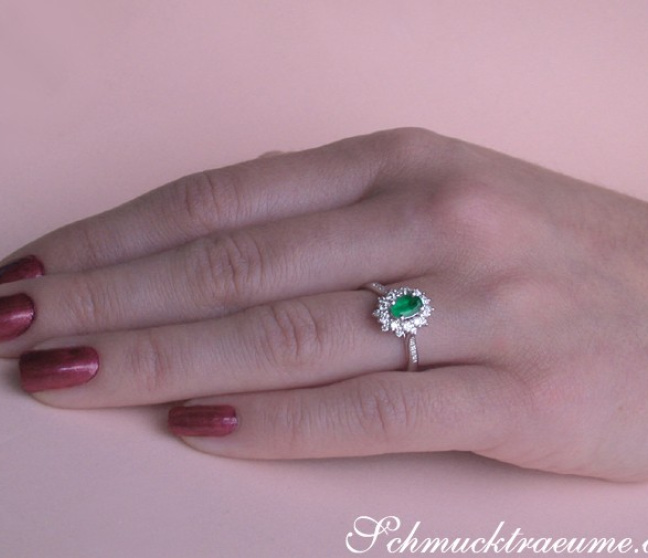 Smaragd Ring mit Diamanten in Weißgold